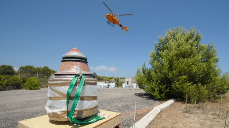 Un helicòpter ha traslladat el material necessari per a les obres de manteniment del far de les illes Medes