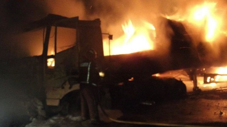 El camió carregat de fusta que s'ha incendiat a La Jonquera © ACN
