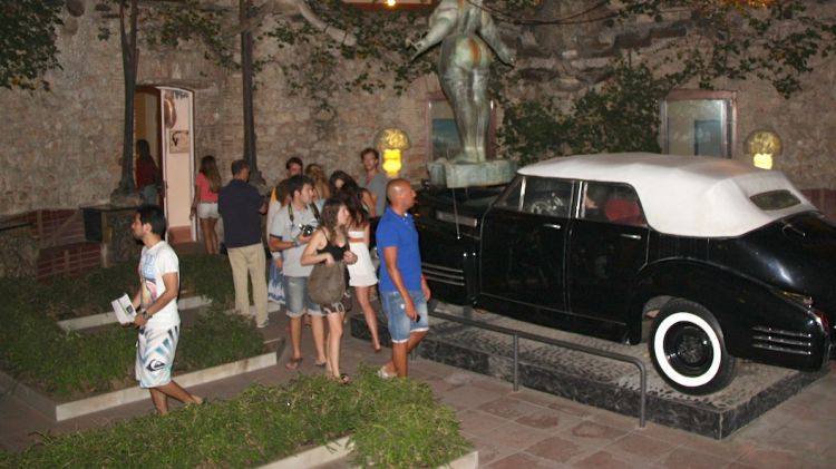 Turistes visitant el Teatre Museu Dalí de Figueres en horari nocturn © ACN