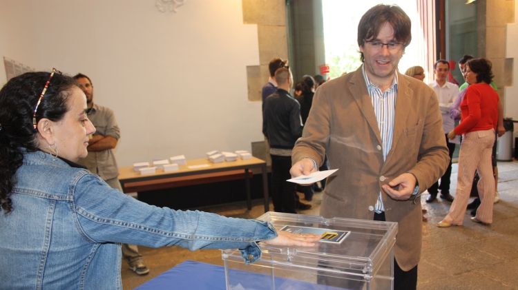 Carles Puigdemont votant a les consultes de 25 d'Abril © M. Estarriola