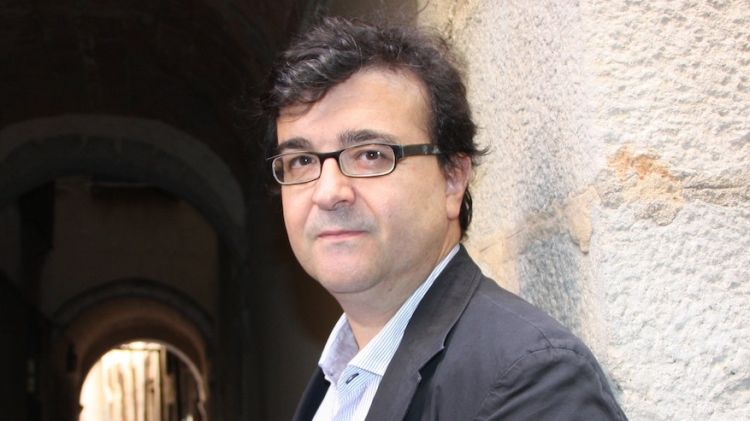 L'escriptor gironí Javier Cercas, aquest migdia pels racons del Barri Vell de Girona © ACN