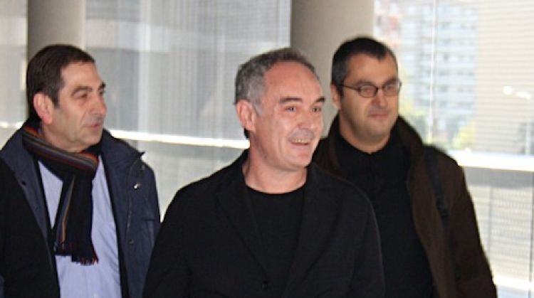 Ferran Adrià, aquest dilluns, en arribar a la Ciutat de la Justícia © ACN