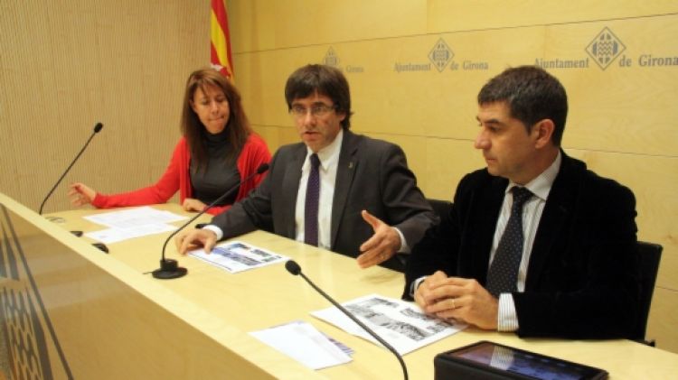 L'alcalde, Carles Puigdemont, acompanyat de Marta Madrenas i Joan Alcalà © ACN