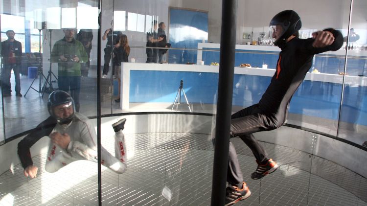 Dos professionals entrenant al túnel del vent d'Empuriabrava en fase de proves © ACN