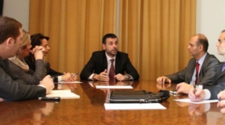 Imatge de la reunió que l'alcalde de Figueres, Santi Vila, ha mantingut amb els representants dels bancs