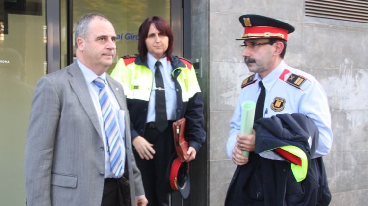 Albert Ballesta amb el cap de la Regió Policial de Girona dels Mossos d'Esquadra © ACN