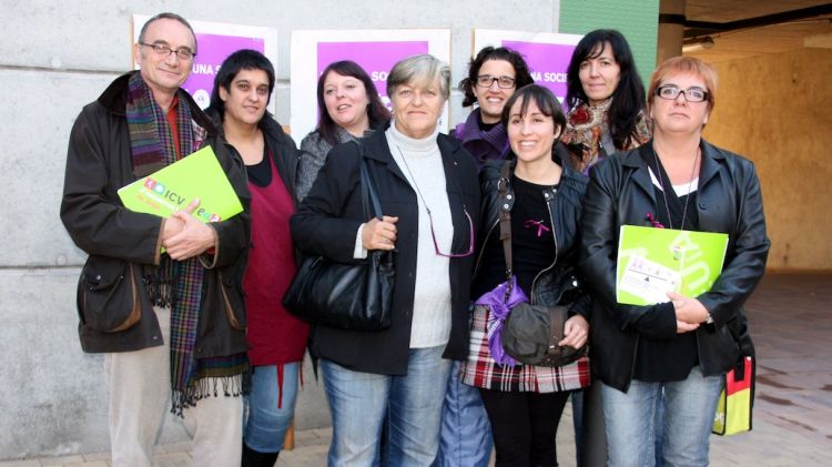 El candidat d'ICV, Marc Vidal, amb un grup de dones simpatitzants del partit © ACN