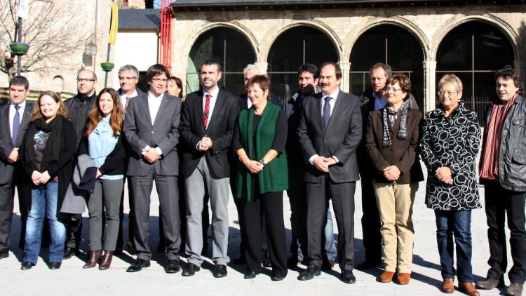 La candidatura de CiU per Girona davant el monestir de Ripoll © ACN
