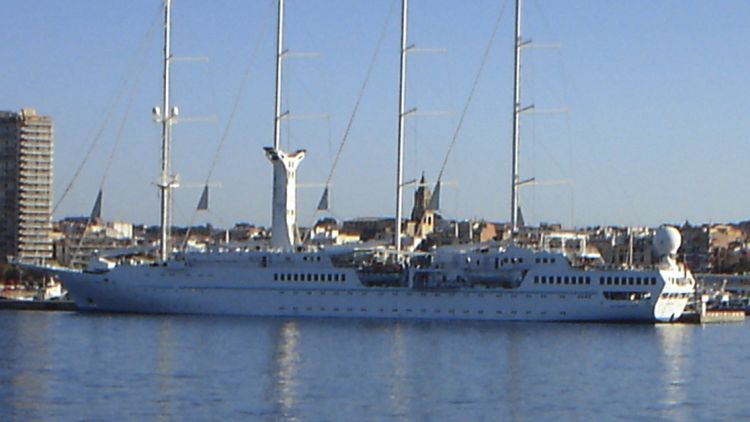 El creuer Wind Spirit torna després de fer escala el 2007 al port de Palamós © ACN
