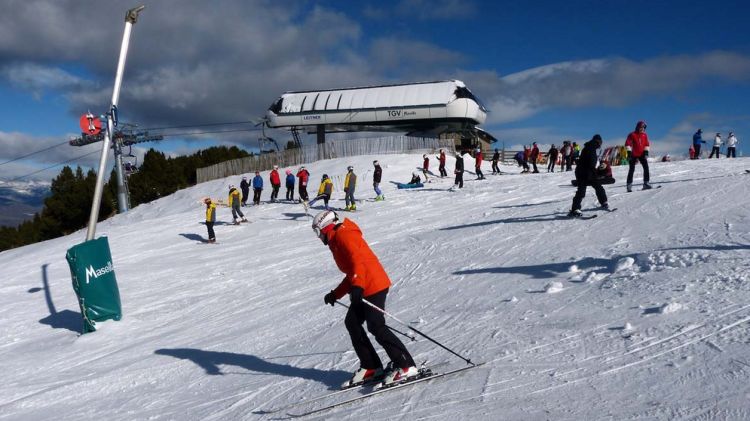Esquiadors gaudint de la neu a l'estació gironina Masella © ACN