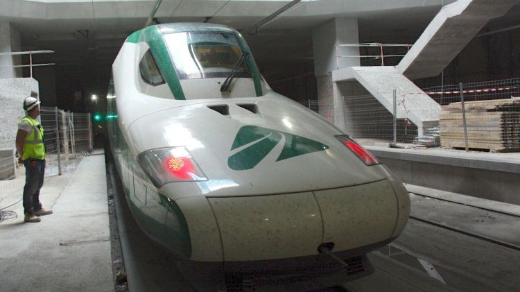 Un tren en proves, arribant a la futura estació del TAV de Girona © ACN
