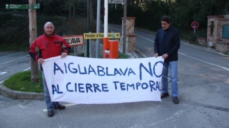 Dos treballadors del parador d'Aiguablava, membres del comité, a l'entrada del centre © ACN