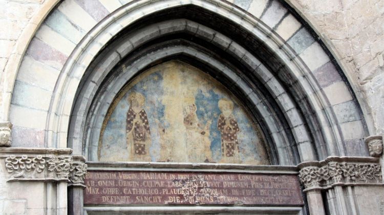 El mural, ja restaurat, presideix la porta sud de la basílica de Sant Feliu © ACN