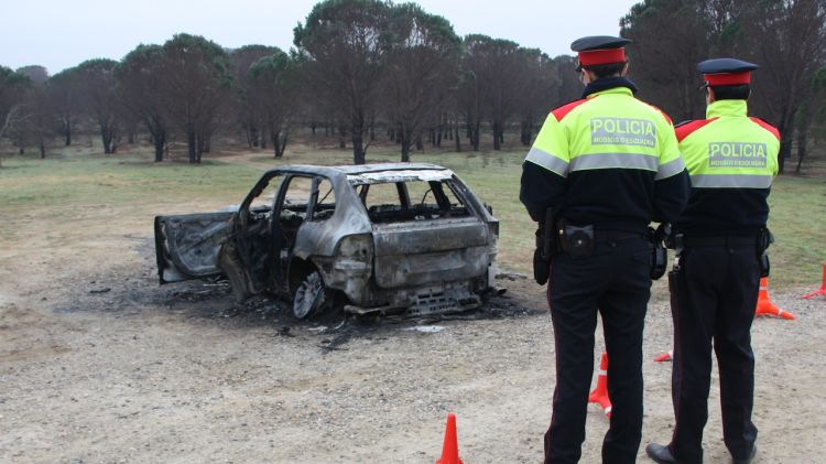 El grup va cremar el cotxe robat amb el qual van marxar del 'Paradise' © ACN