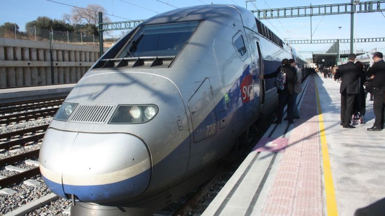Un tren d'alta velocitat francès a l'estació de Figueres-Vilafant (arxiu) 