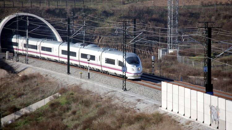 Tren d'alta velocitat fent el recorregut entre Barcelona i Girona (arxiu) © ACN
