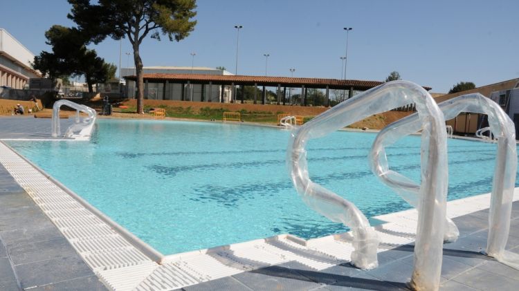 La piscina amb el poliesportiu municipal de fons (arxiu)