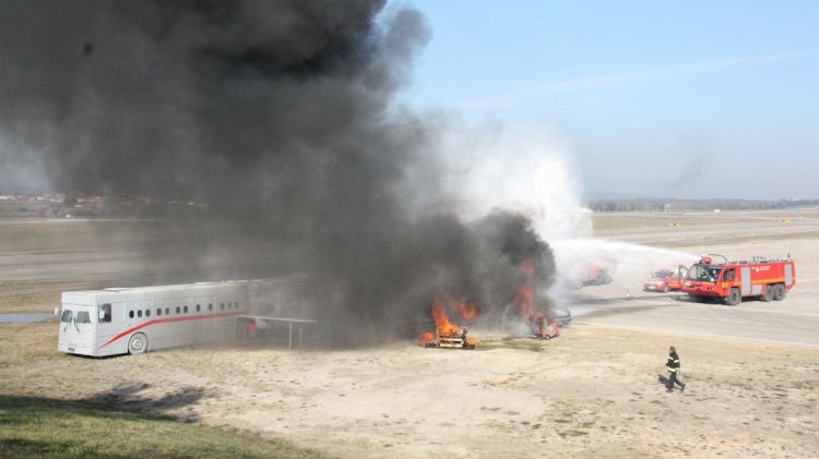 L'exercici consistia en l'incendi de dos cotxes i una aeronau © ACN
