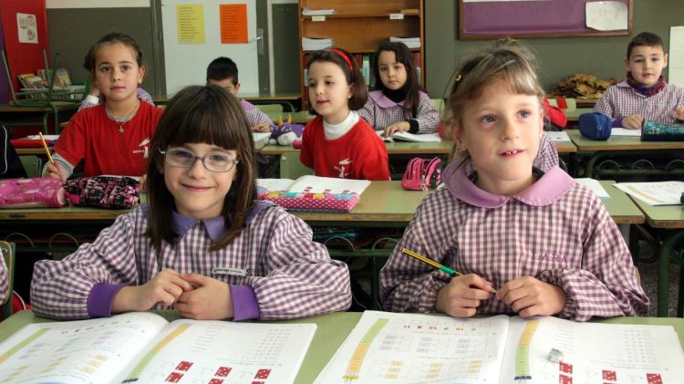 Les bessones Clàudia (esquerra) i Lara, fent classe a l'escola de Taialà de Girona © ACN