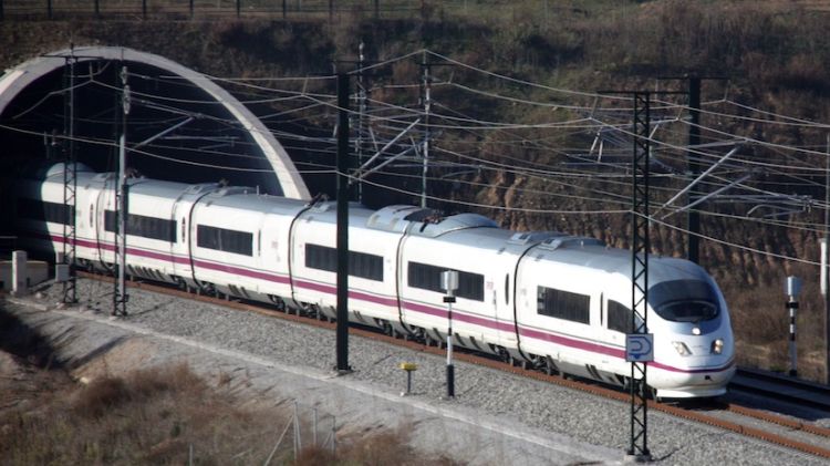 Tren d'alta velocitat fent el recorregut entre Barcelona i Girona (arxiu) © ACN