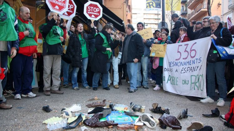 Els manifestants han arrencat el plafó on hi ha les sigles del PP, hi han llançat sabates i l'han empastifat amb ous © ACN