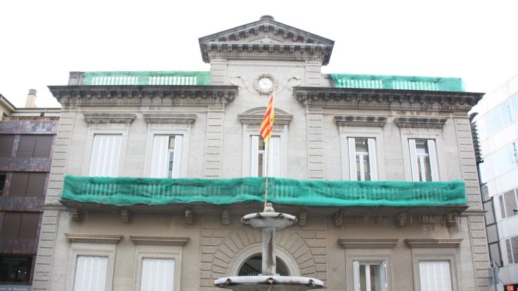 La façana de l'Ajuntament de Banyoles sense banderes per les obres al balcó © ACN