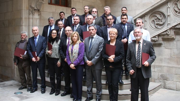 Foto de grup de Joana Ortega amb els representants dels consistoris © ACN