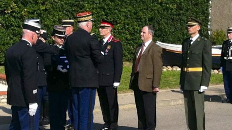 Ballesta en el moment de rebre la Medalla de la Defensa Nacional francesa