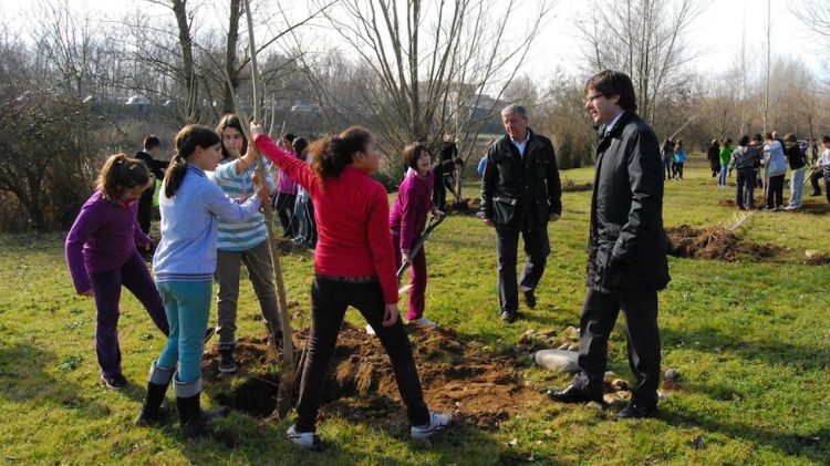 L'alcalde de Girona, Carles Puigdemont, amb els alumnes a la plantada d'arbres