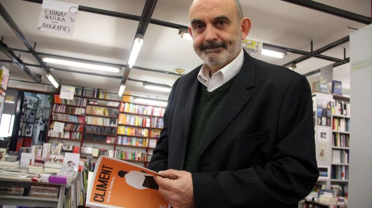L'escriptor Josep Maria Fonalleras amb el seu nou llibre, 'Climent' © ACN