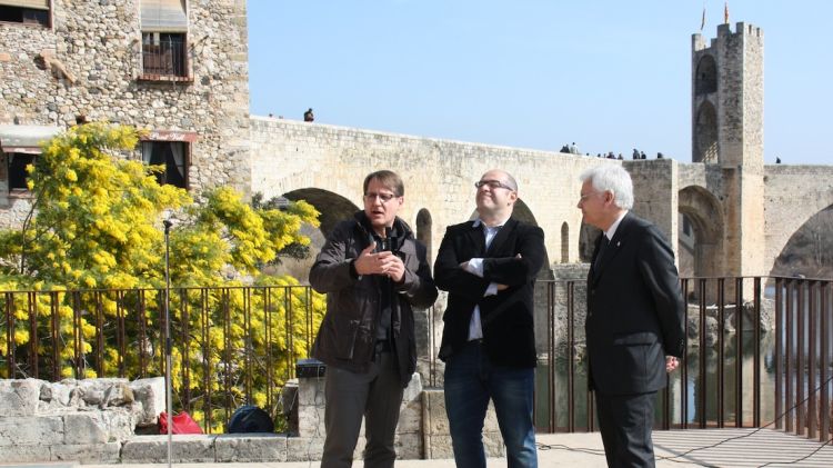 El conseller de Cultura, Ferran Mascarell (dreta), acompanyat per l'alcalde de Besalú, Lluís Guinó (centre) © ACN
