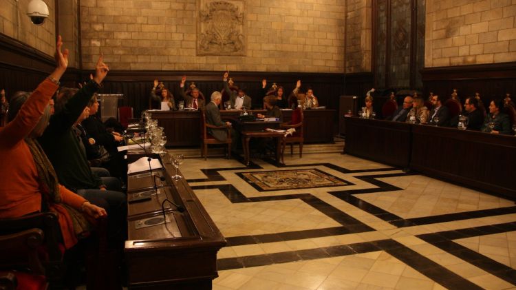 La moció per declarar Llanos de Luna persona 'non grata' ha tirat endavant amb els vots de CiU, ICV i la CUP