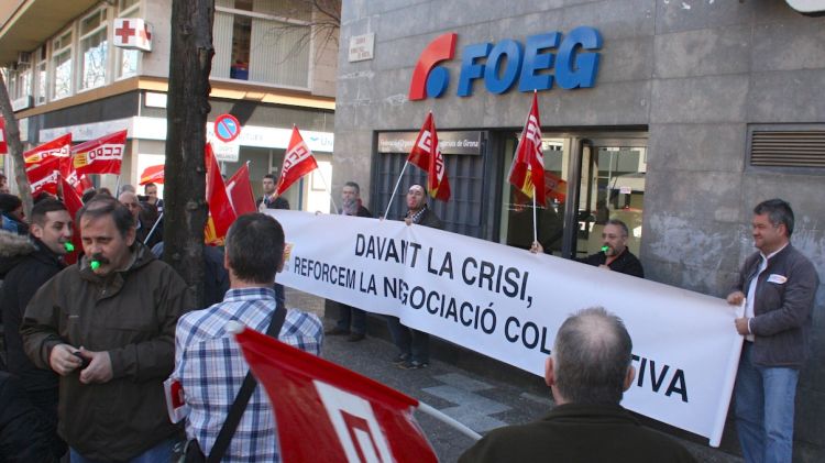 Una cinquantena de treballadors gironins del sector del metall s'han manifestat davant la seu de la patronal FOEG © ACN