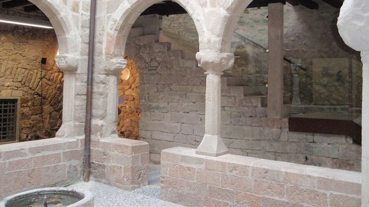 Interior del Palau Abacial de Sant Joan de les Abadesses © Wikipedia