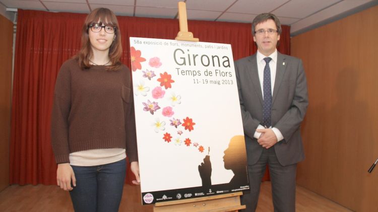 L'alcalde de Girona, Carles Puigdemont, i la guanyadora del concurs, Sandra Castillejos © ACN