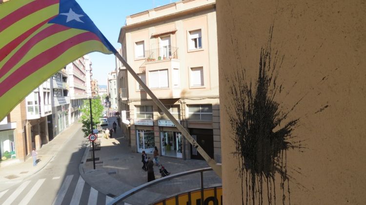 Els brètols han llançat ous plens de pintura a la façana de la seu d'ERC a Girona © ACN