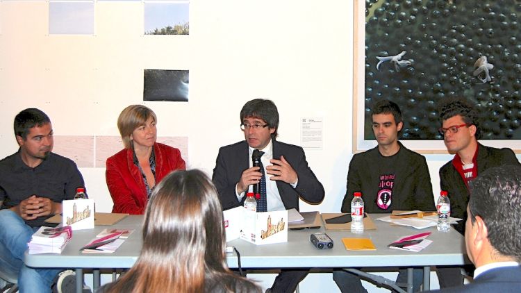 L'alcalde, Carles Puigdemont, durant la presentació de les dues aplicacions, en presència dels creadors © ACN
