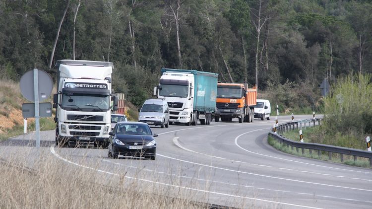 Camions circulant per l'N-II abans que entrés en vigor la restricció © ACN