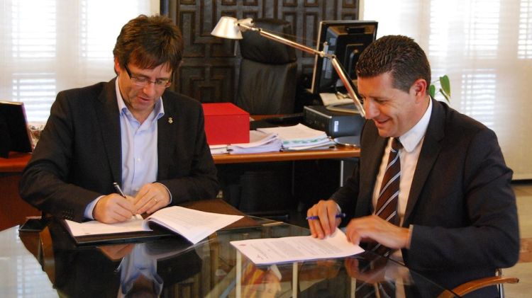 Carles Puigdemont i Joaquim Boadas signant el conveni