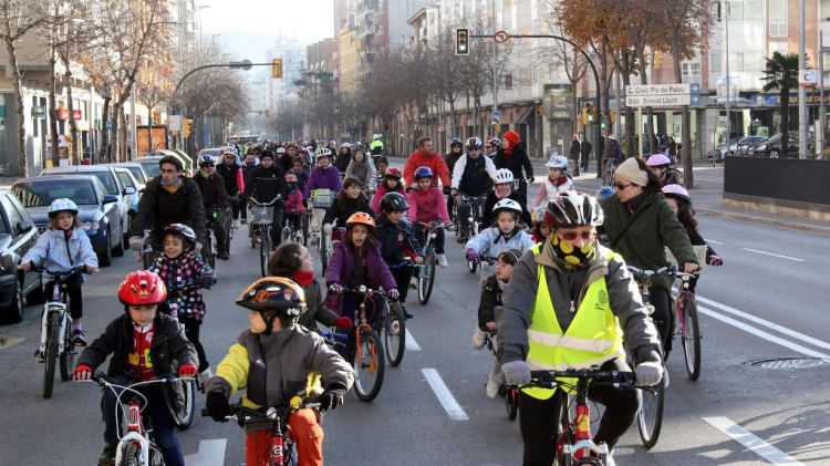 La tradicional 'Bicicletada de Reis' pels principals carrers de la ciutat de Girona © ACN