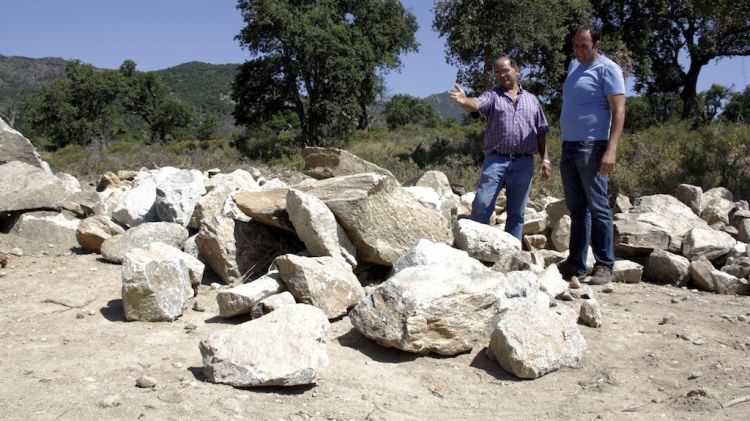 Amb aquestes pedres faran una barraca de pedra seca per recollir les vaques © ACN