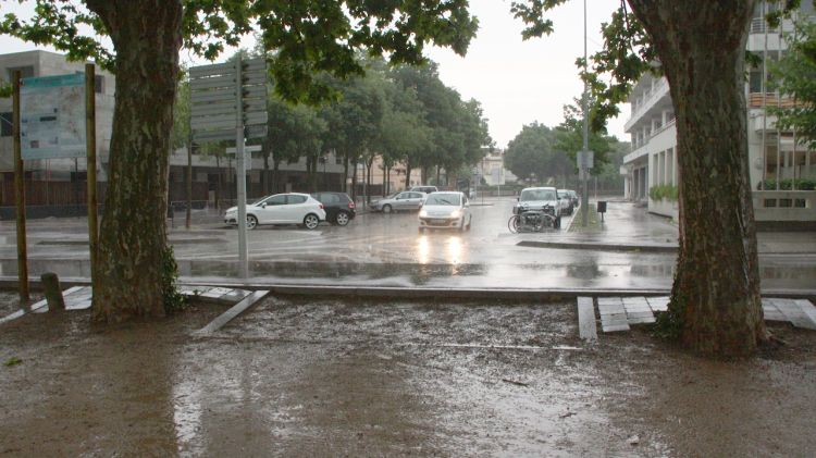 Imatge de la pluja que va caure ahir prop de l'Estany de Banyoles © ACN