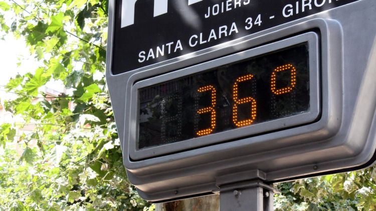 Un termometre a Girona marcant màximes de 36ºC el juliol de 2013 © ACN