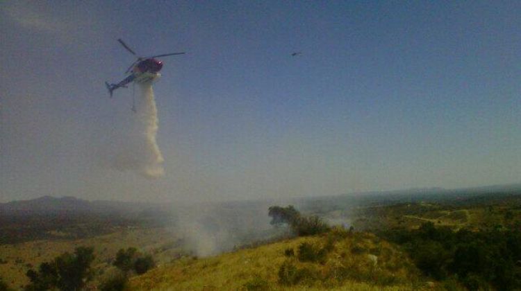 Un helicòpter apagant l'incendi al Vartolí © ADF Ragavi