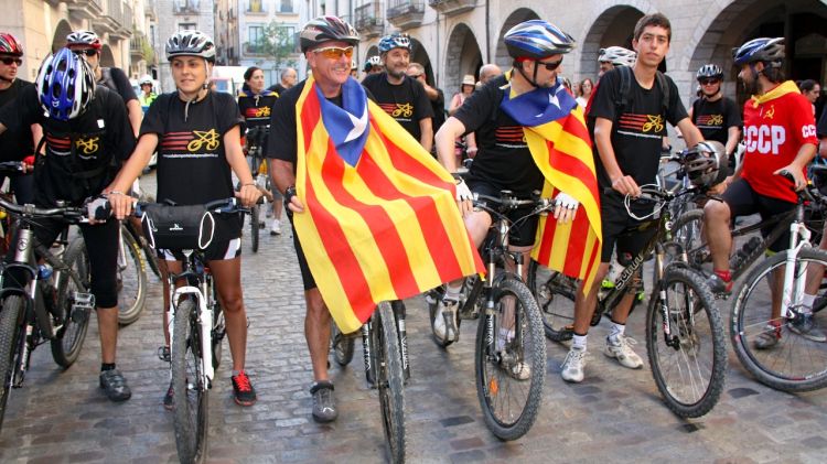 La iniciativa 'Pedalem per la independència' ha arrencat avui a Girona © ACN