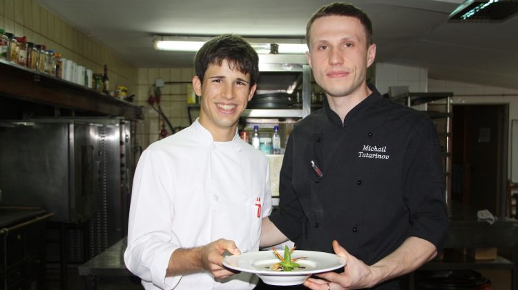 Eudald Creus i Mikhail Tatarinov són els dos cuiners russos que participen en l'intercanvi gastronòmic © ACN