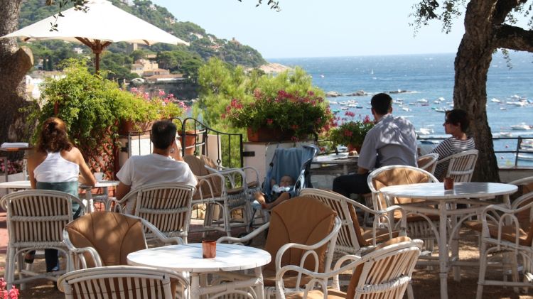 Turistes a la terrassa d'un hotel de la Costa Brava
