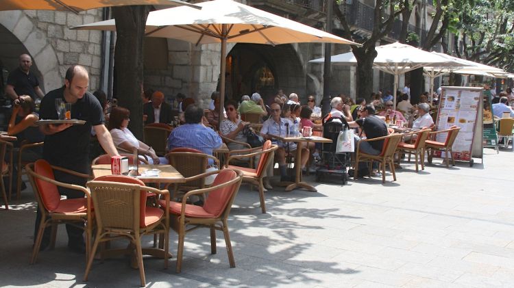 Un grup de turistes en una terrassa a la Rambla de Girona (arxiu)