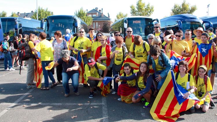 Lleidatans a punt per pujar a l'autocar per anar cap a la Via Catalana