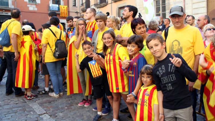 Estelades i moltes samarretes del Barça a la Via Catalana de Girona © ACN
